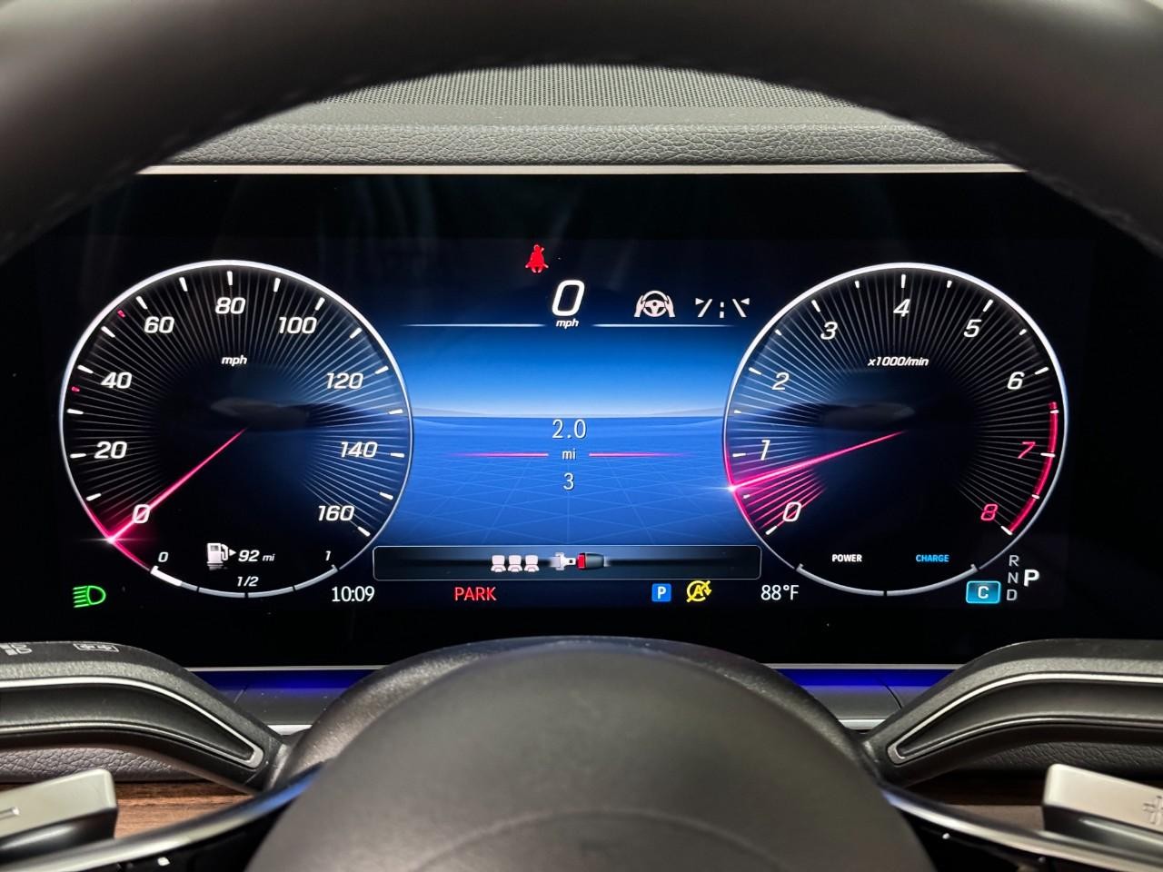 Mercedes-Benz GLE Vehicle Full-screen Gallery Image 35