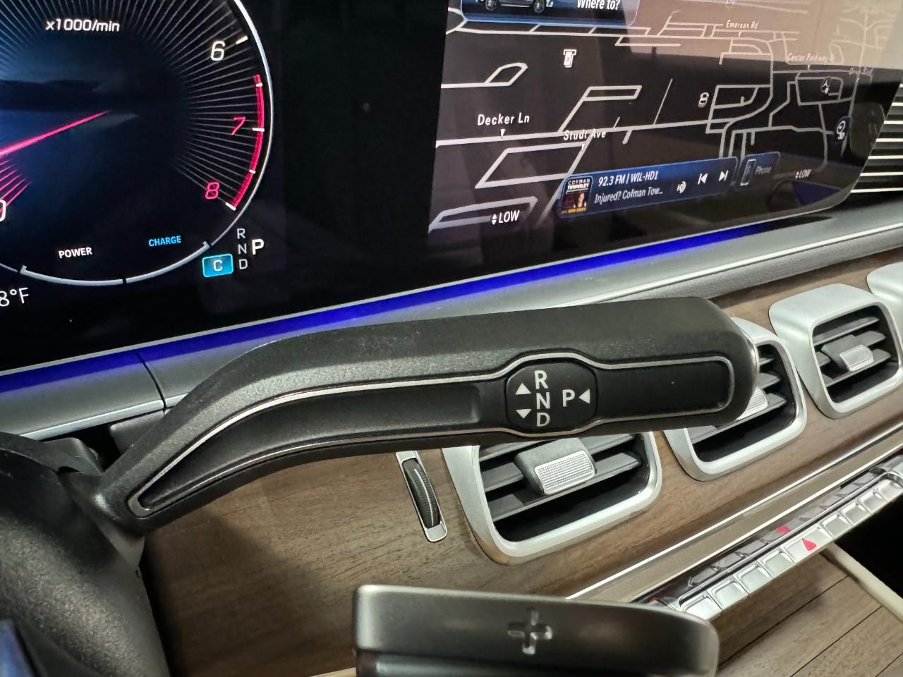 Mercedes-Benz GLE Vehicle Full-screen Gallery Image 36