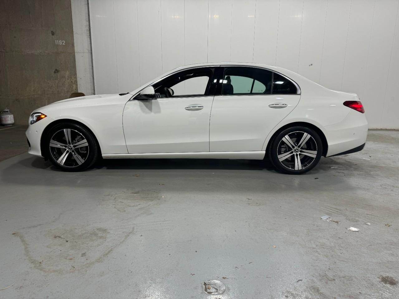 Mercedes-Benz C-Class Vehicle Full-screen Gallery Image 2