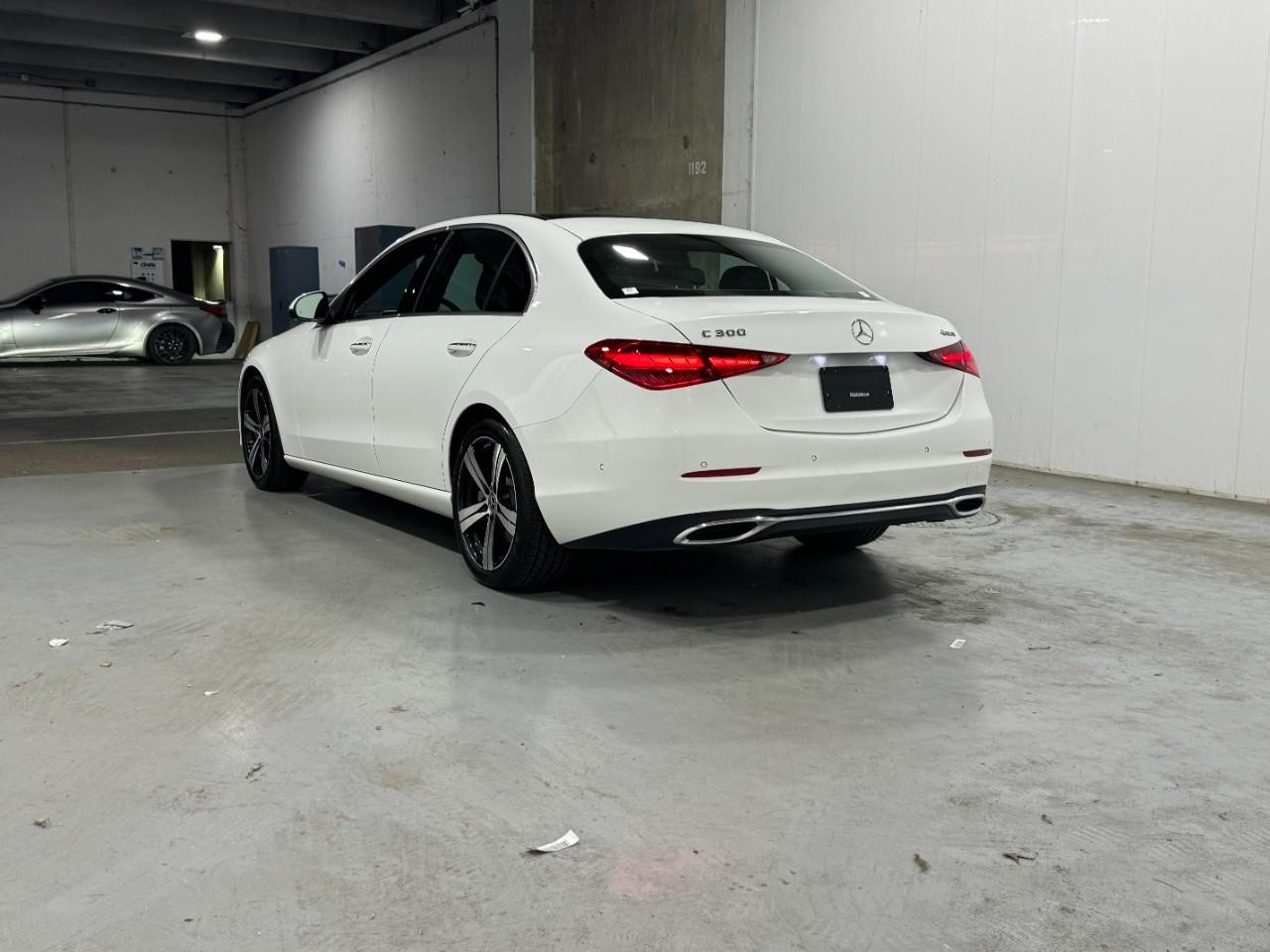 Mercedes-Benz C-Class Vehicle Full-screen Gallery Image 3