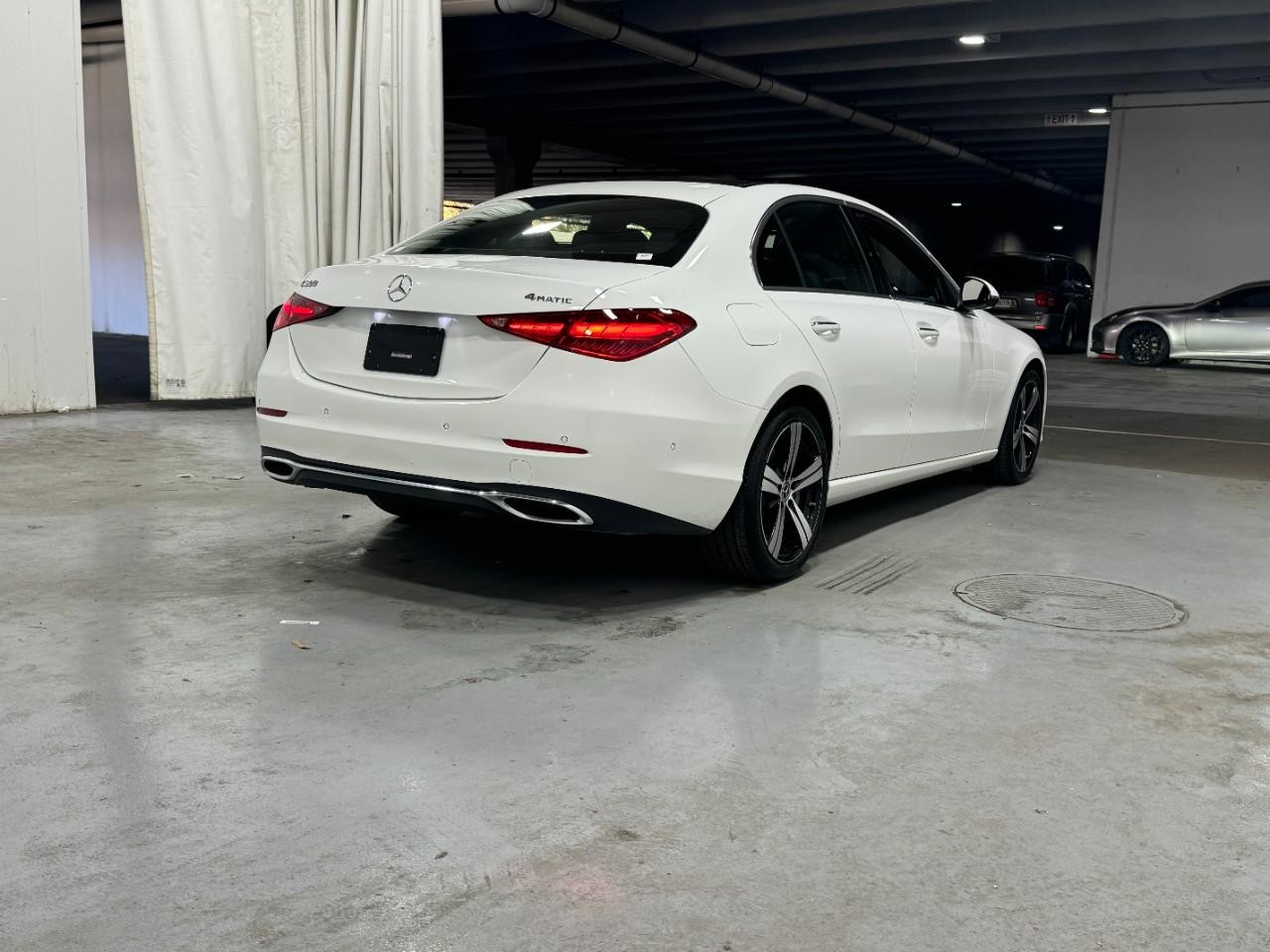 Mercedes-Benz C-Class Vehicle Full-screen Gallery Image 4