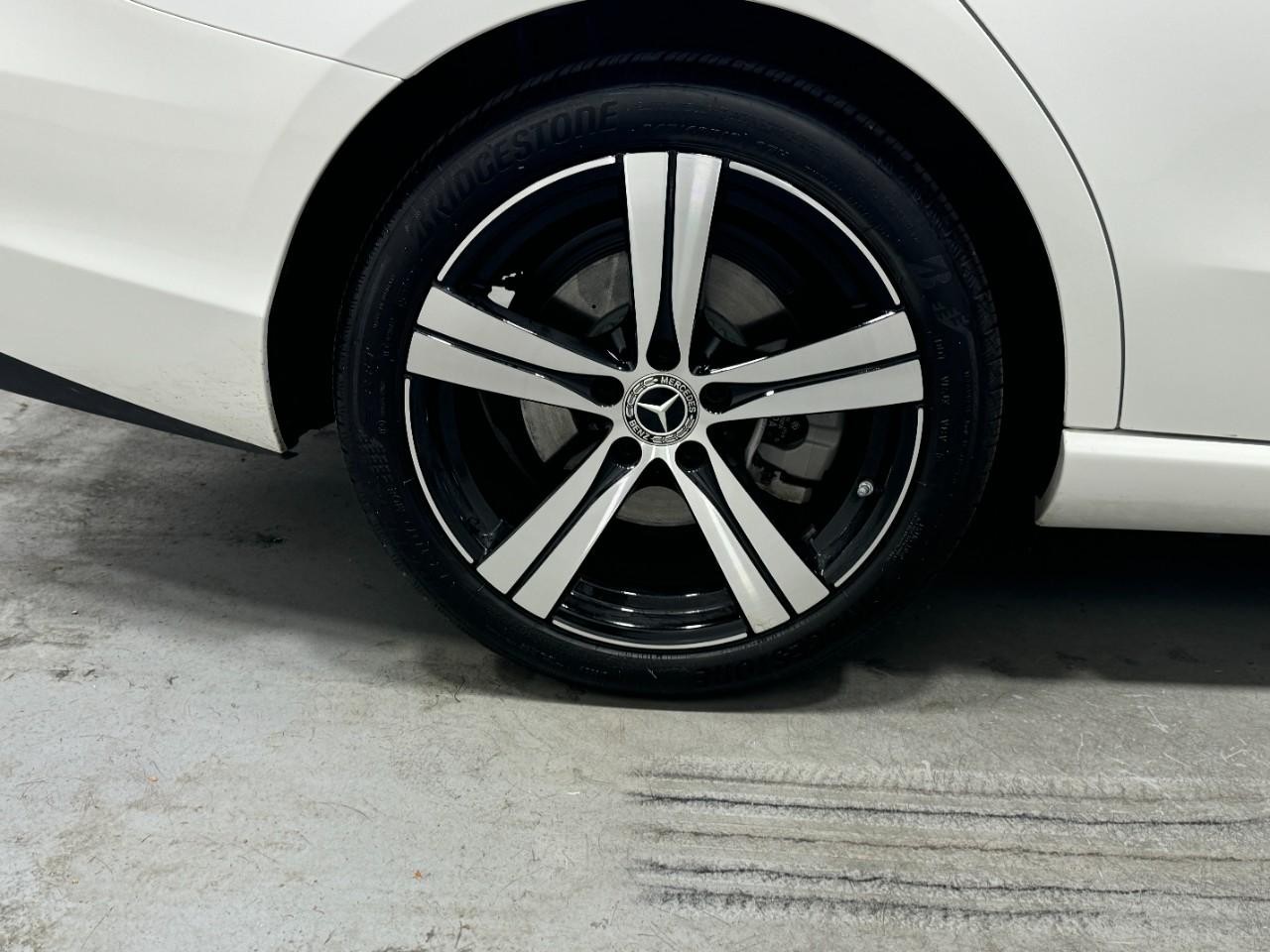 Mercedes-Benz C-Class Vehicle Full-screen Gallery Image 5