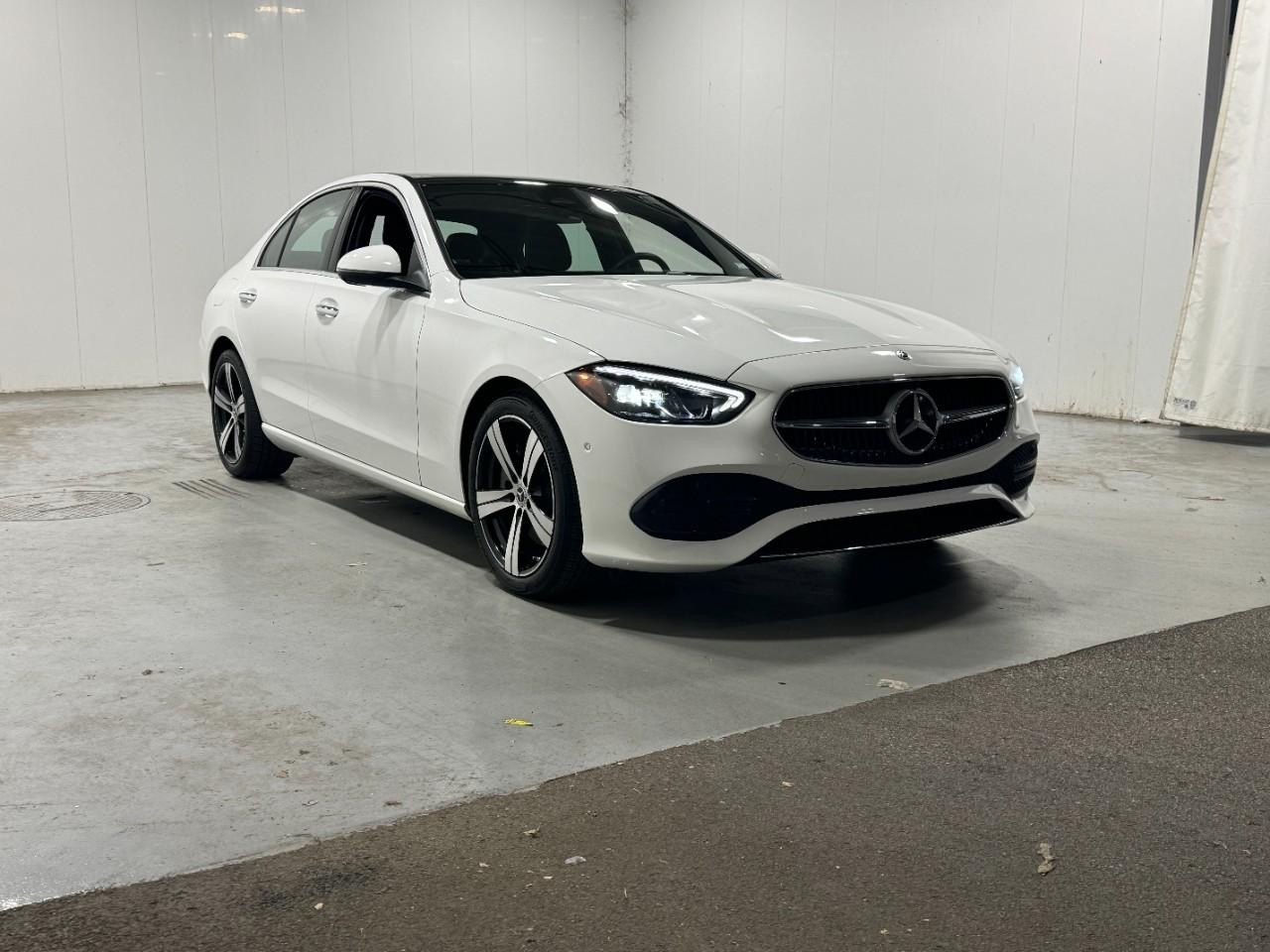 Mercedes-Benz C-Class Vehicle Full-screen Gallery Image 6