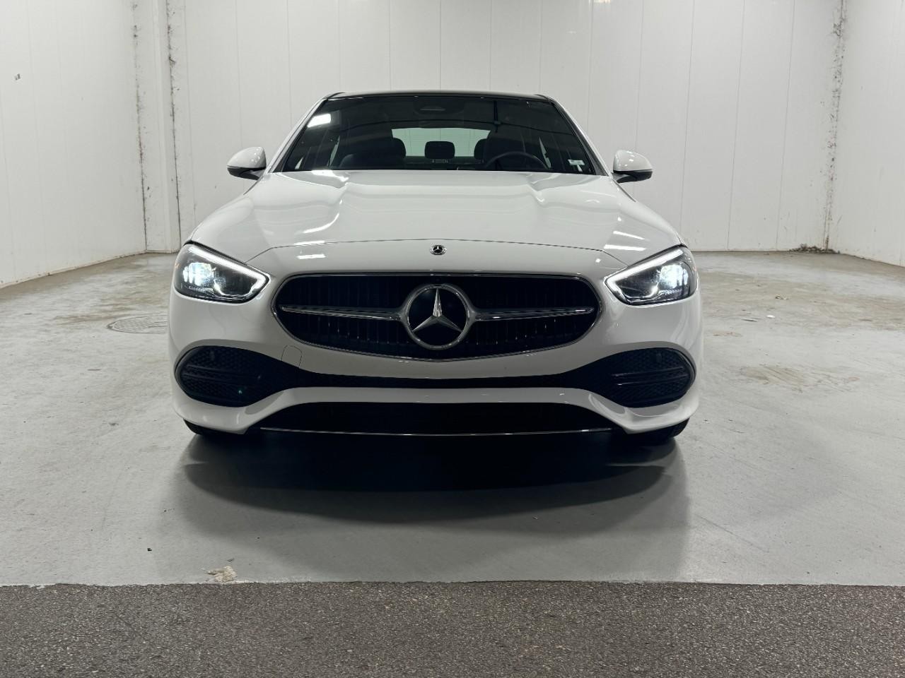 Mercedes-Benz C-Class Vehicle Full-screen Gallery Image 7