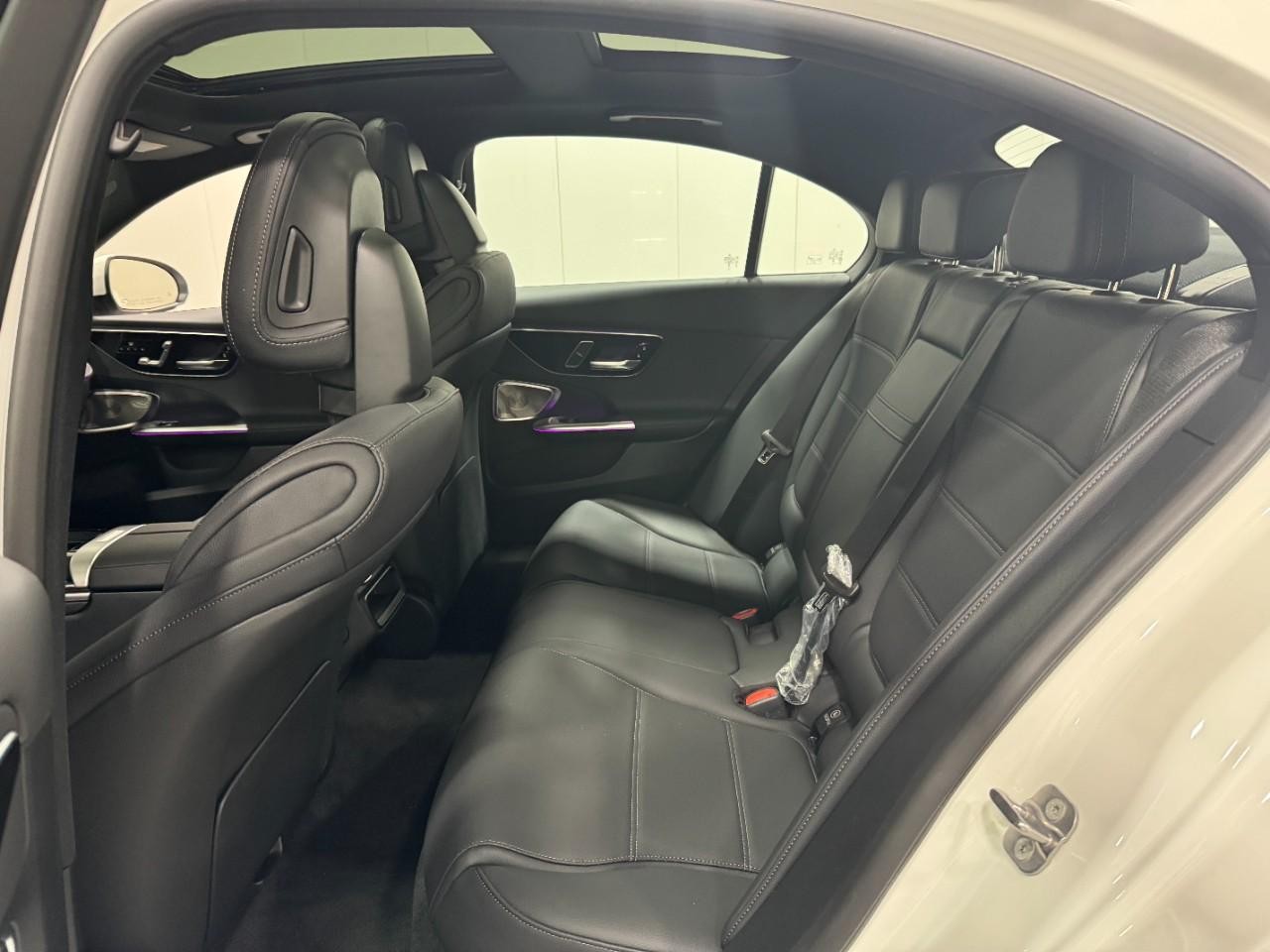 Mercedes-Benz C-Class Vehicle Full-screen Gallery Image 8