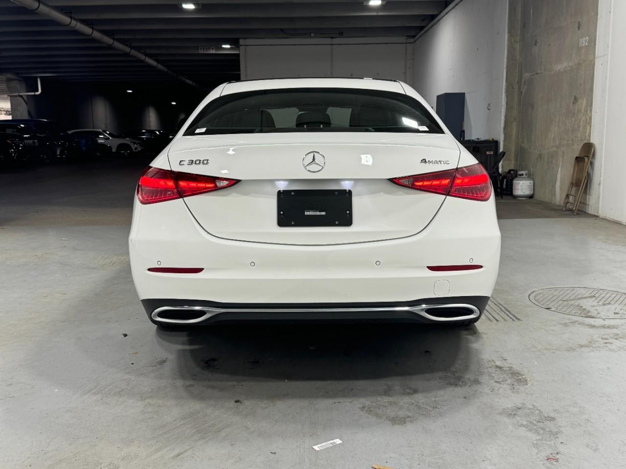 Mercedes-Benz C-Class Vehicle Full-screen Gallery Image 9