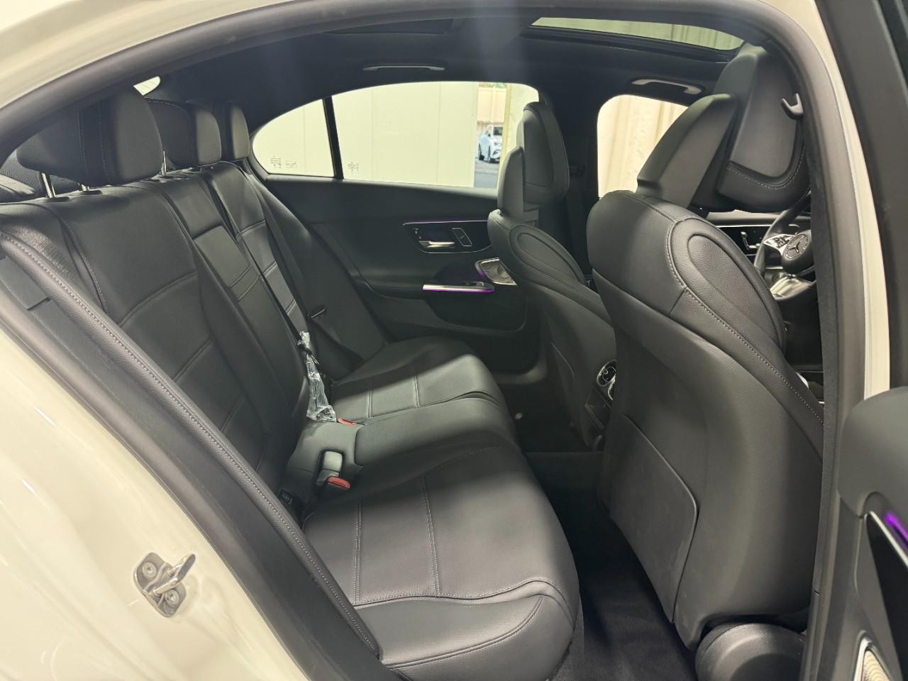 Mercedes-Benz C-Class Vehicle Full-screen Gallery Image 10