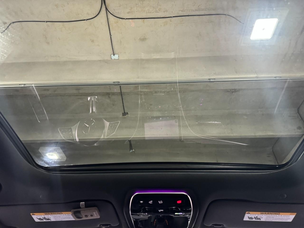 Mercedes-Benz C-Class Vehicle Full-screen Gallery Image 11