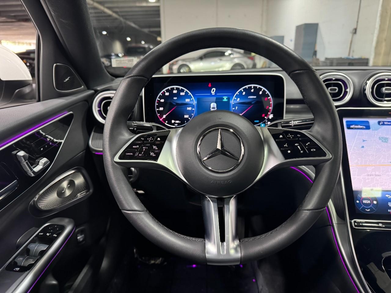 Mercedes-Benz C-Class Vehicle Full-screen Gallery Image 13