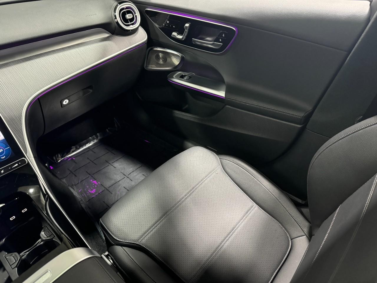 Mercedes-Benz C-Class Vehicle Full-screen Gallery Image 15