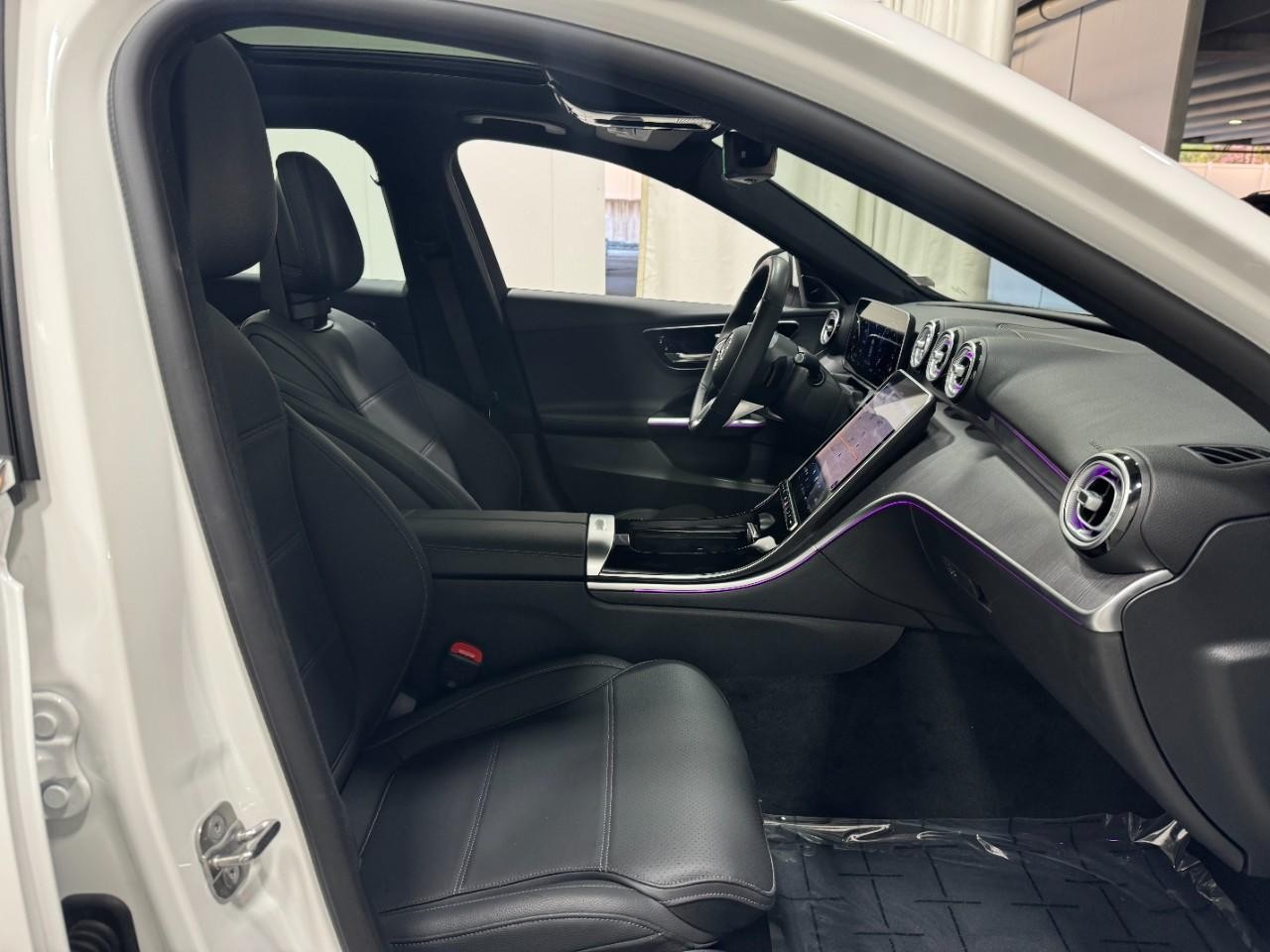 Mercedes-Benz C-Class Vehicle Full-screen Gallery Image 16