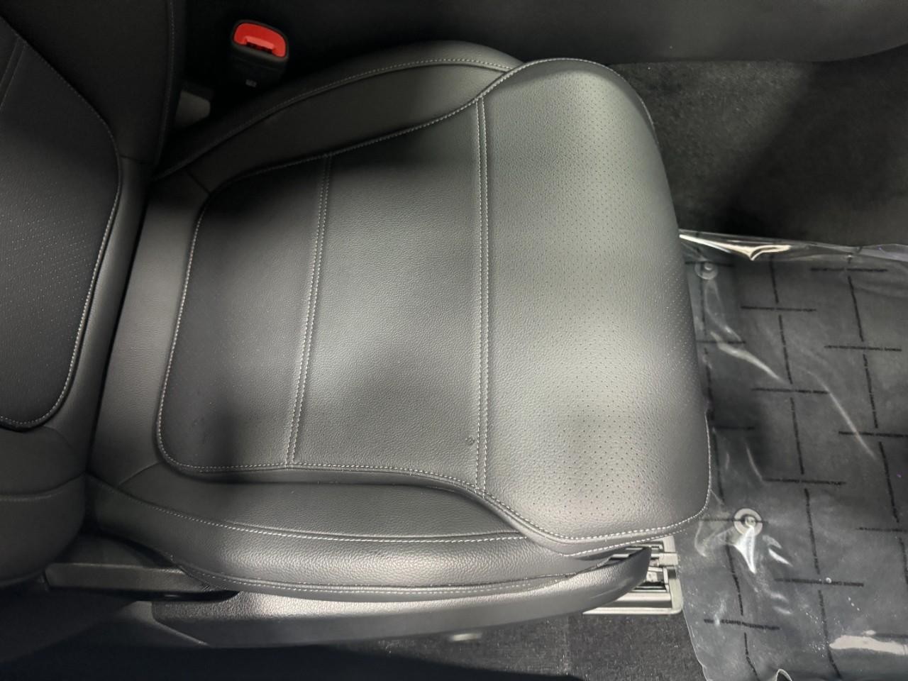 Mercedes-Benz C-Class Vehicle Full-screen Gallery Image 17