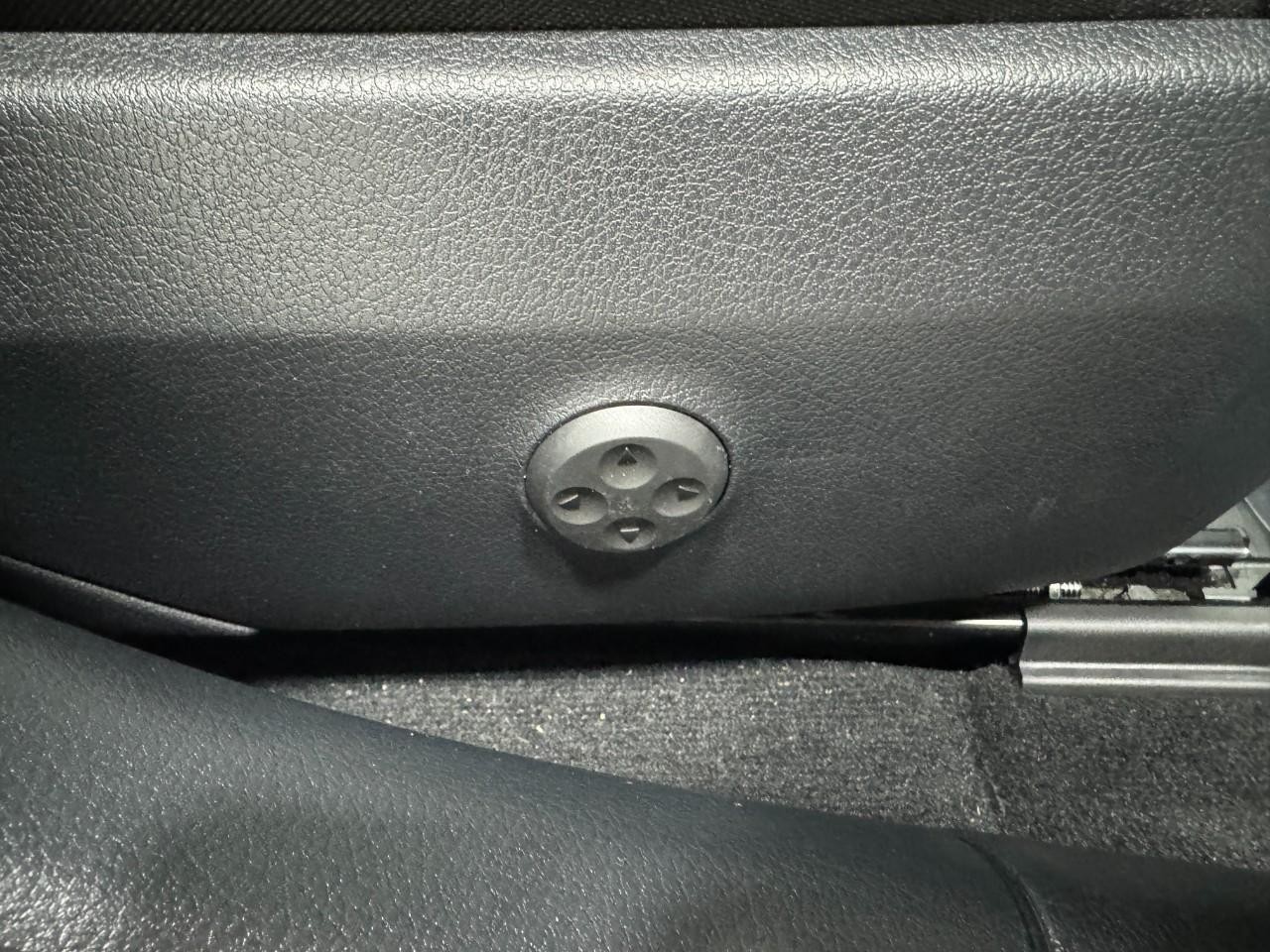 Mercedes-Benz C-Class Vehicle Full-screen Gallery Image 18