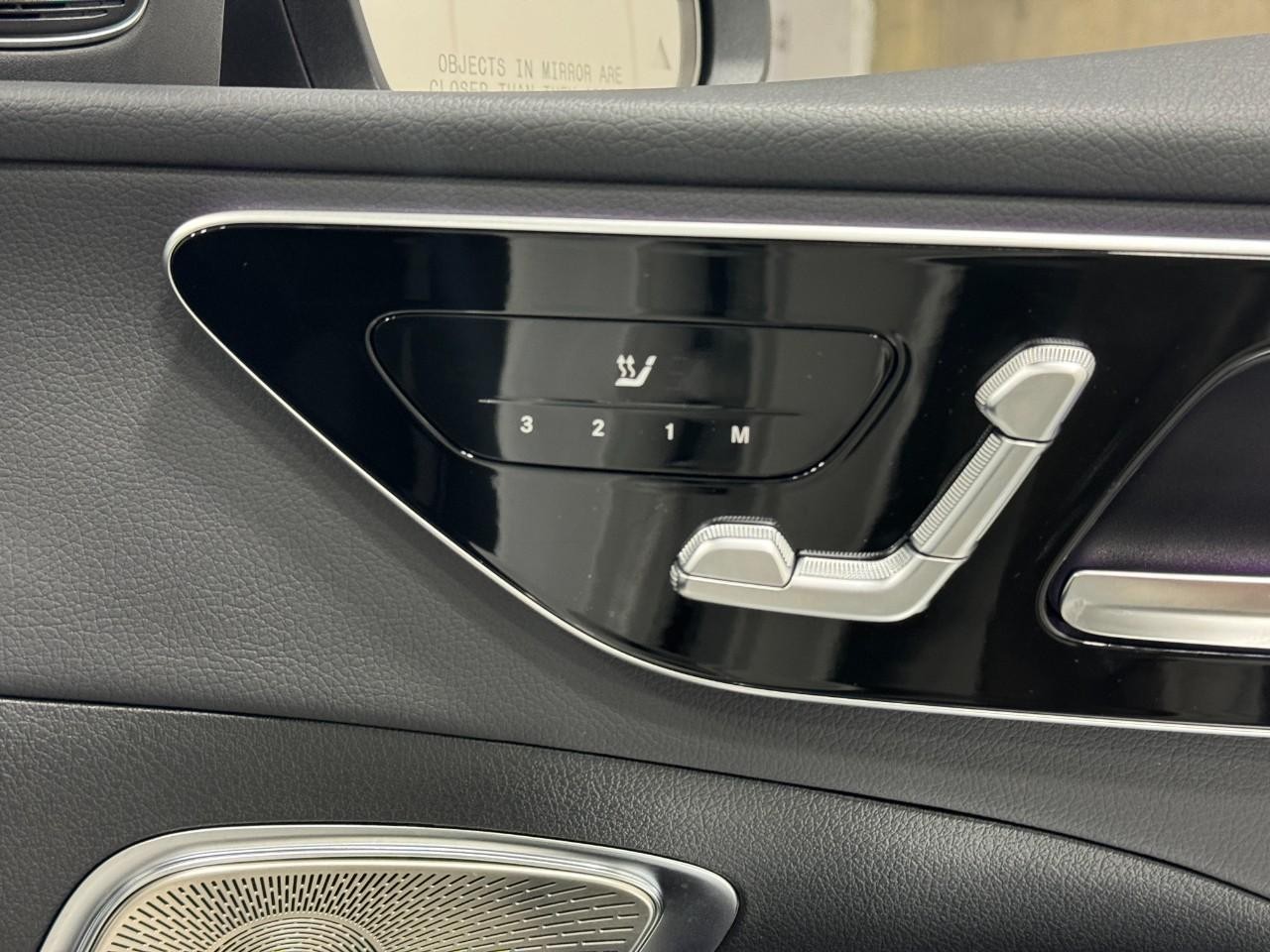 Mercedes-Benz C-Class Vehicle Full-screen Gallery Image 19