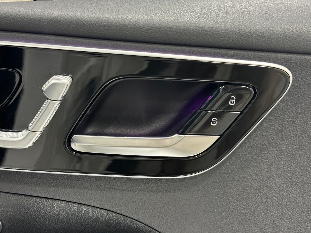 Mercedes-Benz C-Class Vehicle Full-screen Gallery Image 20