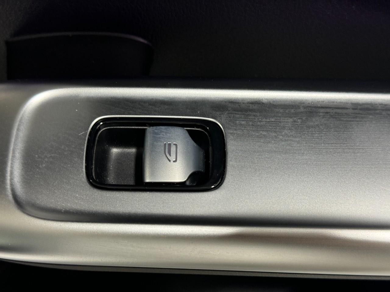 Mercedes-Benz C-Class Vehicle Full-screen Gallery Image 21