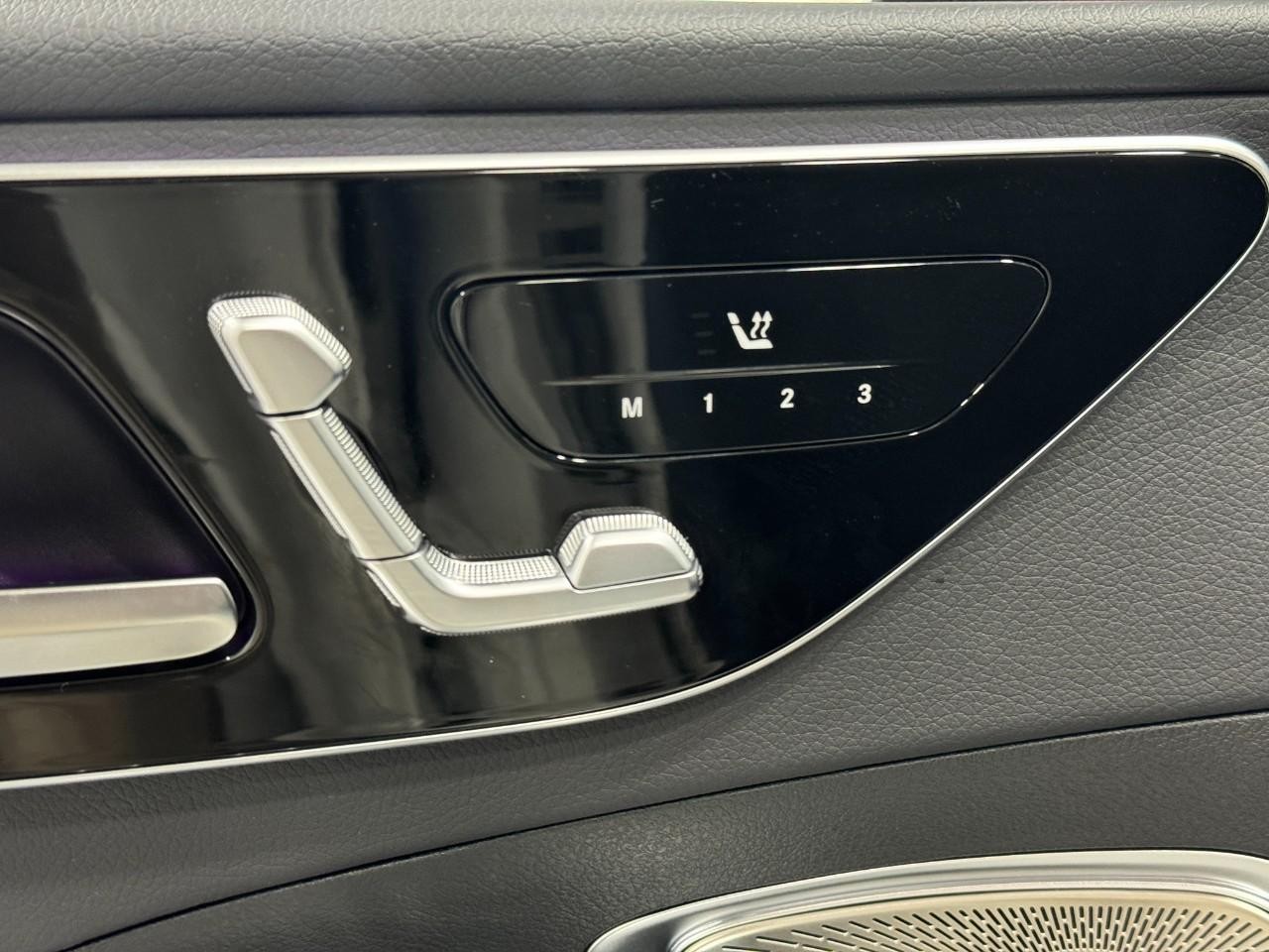 Mercedes-Benz C-Class Vehicle Full-screen Gallery Image 22