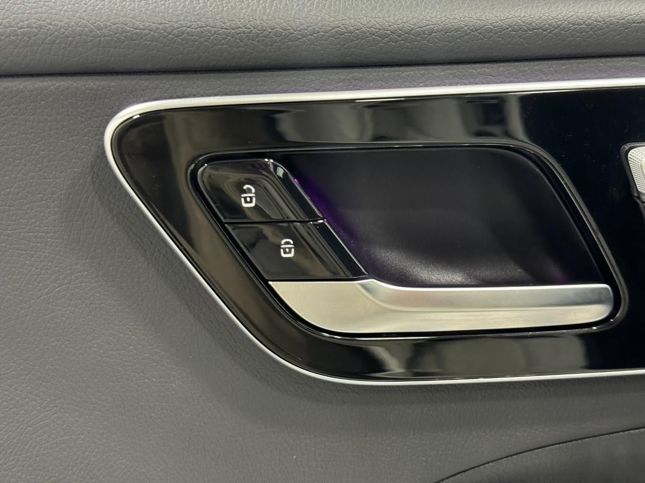 Mercedes-Benz C-Class Vehicle Full-screen Gallery Image 23