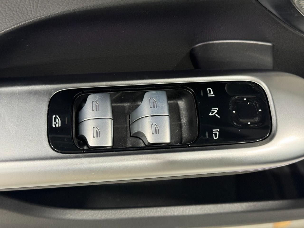 Mercedes-Benz C-Class Vehicle Full-screen Gallery Image 24