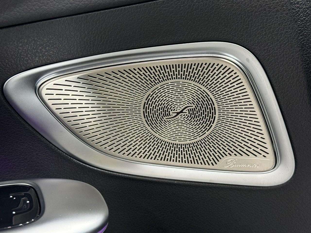 Mercedes-Benz C-Class Vehicle Full-screen Gallery Image 25