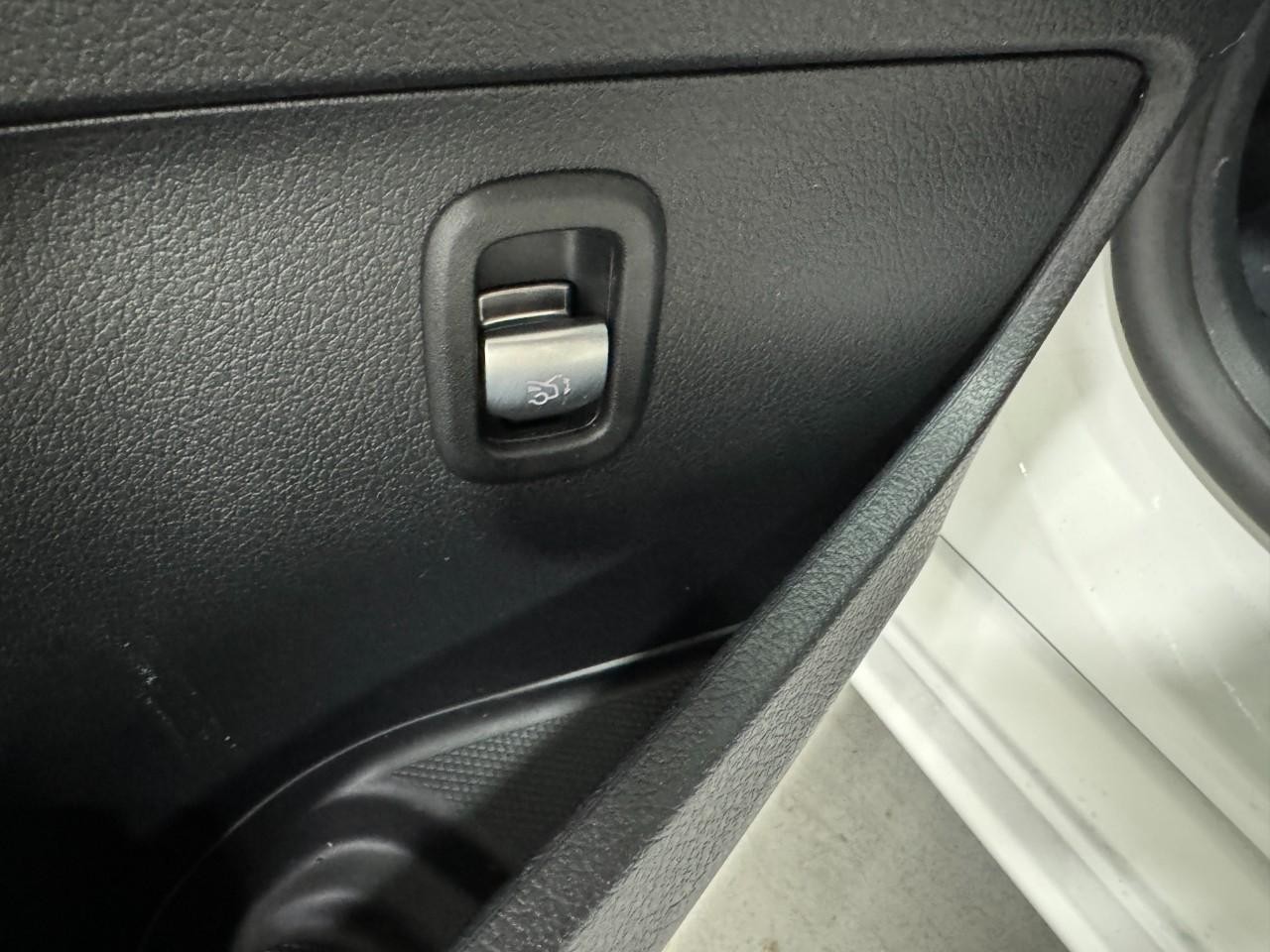 Mercedes-Benz C-Class Vehicle Full-screen Gallery Image 26