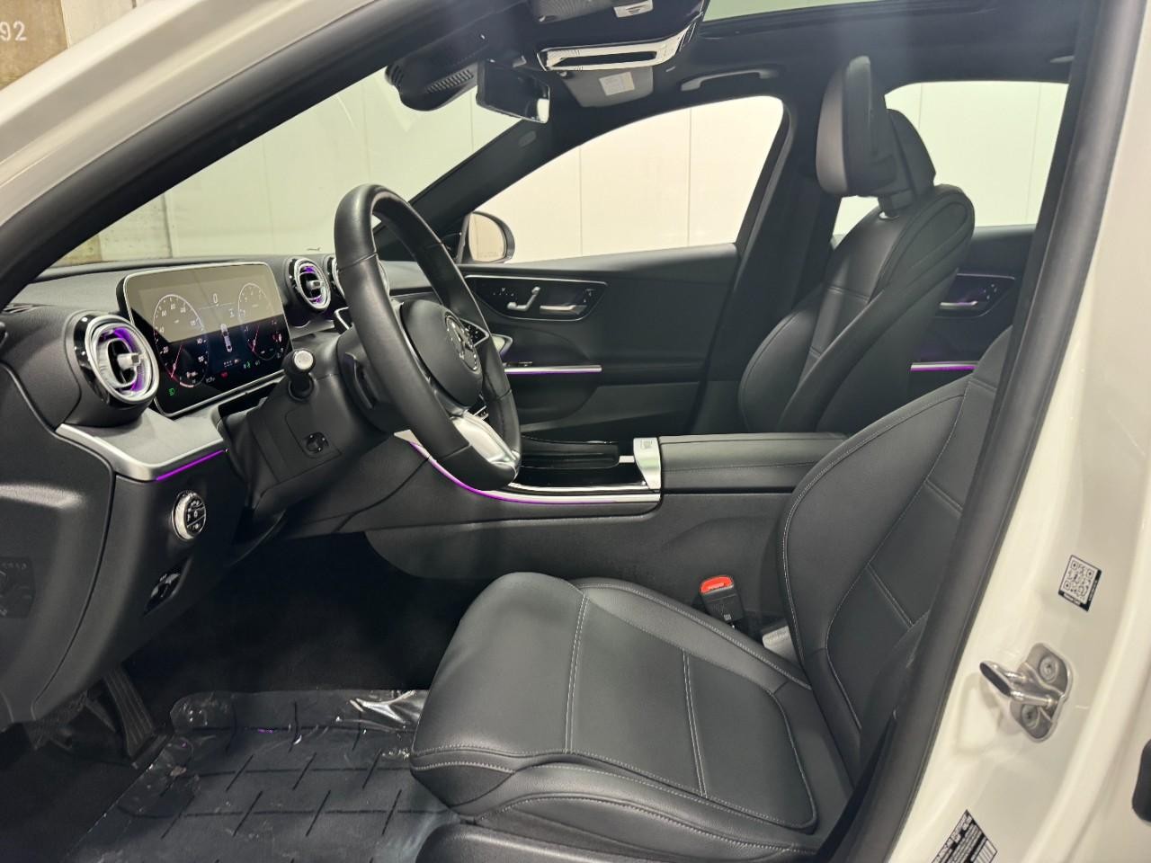 Mercedes-Benz C-Class Vehicle Full-screen Gallery Image 27