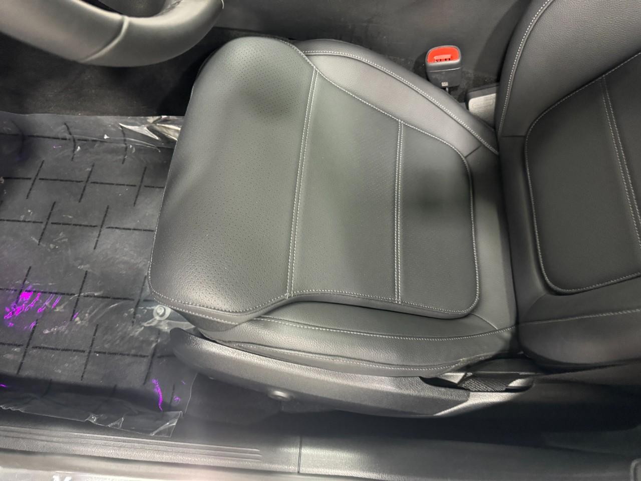 Mercedes-Benz C-Class Vehicle Full-screen Gallery Image 28