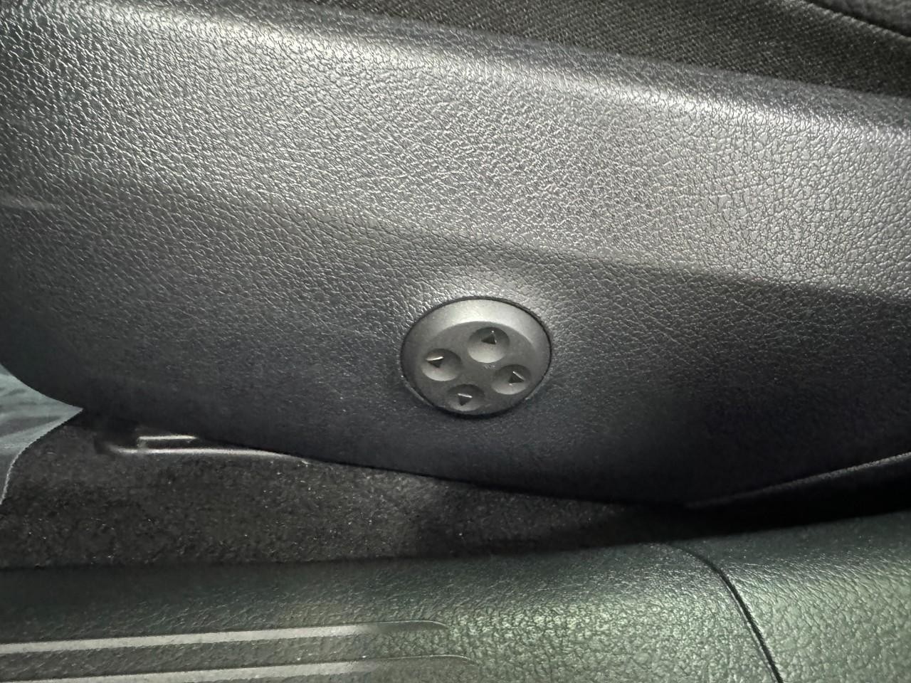 Mercedes-Benz C-Class Vehicle Full-screen Gallery Image 29