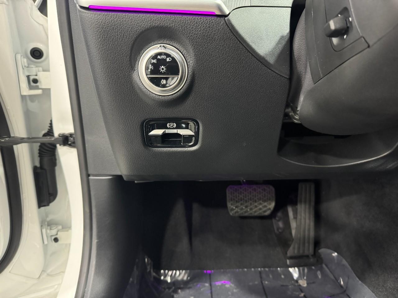 Mercedes-Benz C-Class Vehicle Full-screen Gallery Image 30