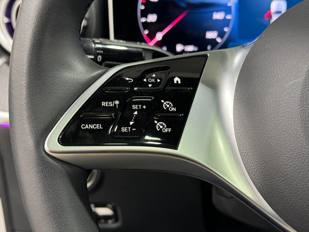 Mercedes-Benz C-Class Vehicle Full-screen Gallery Image 31