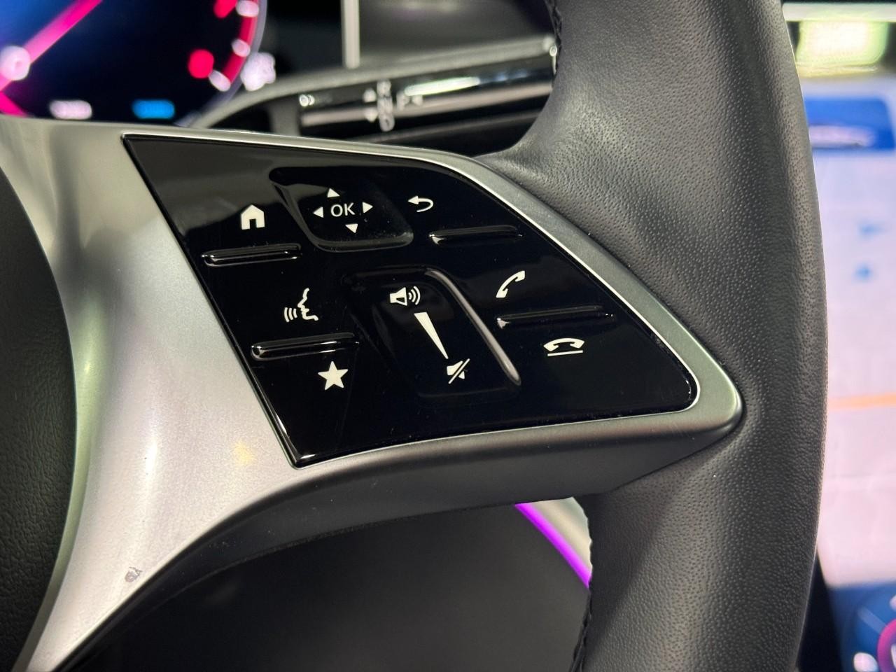 Mercedes-Benz C-Class Vehicle Full-screen Gallery Image 32