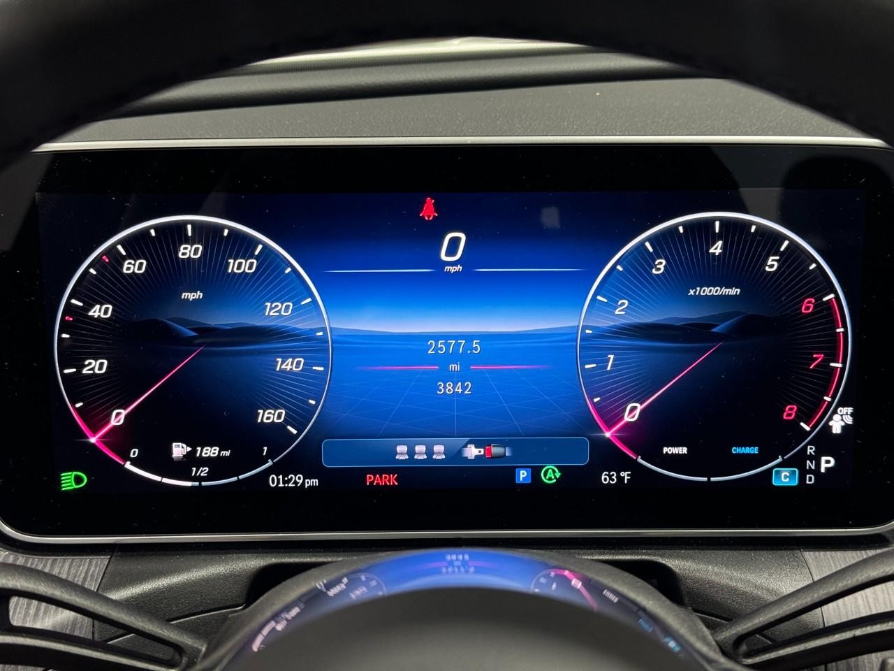 Mercedes-Benz C-Class Vehicle Full-screen Gallery Image 33