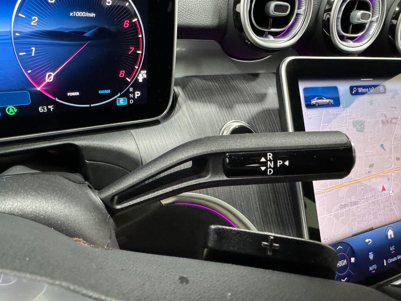 Mercedes-Benz C-Class Vehicle Full-screen Gallery Image 34