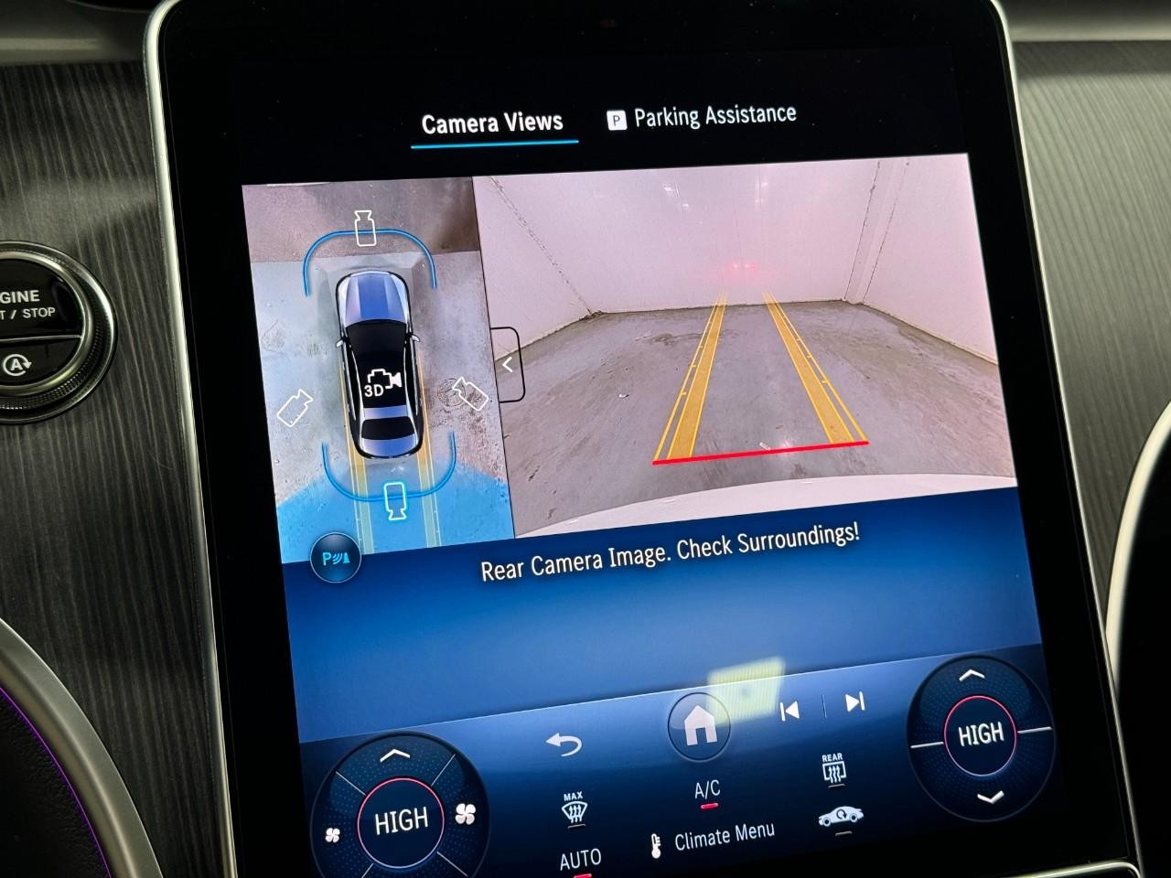 Mercedes-Benz C-Class Vehicle Full-screen Gallery Image 35