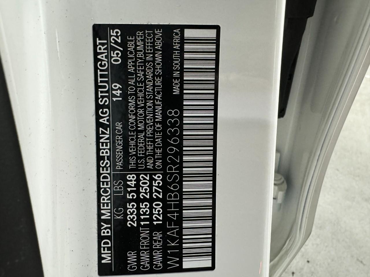 Mercedes-Benz C-Class Vehicle Full-screen Gallery Image 36