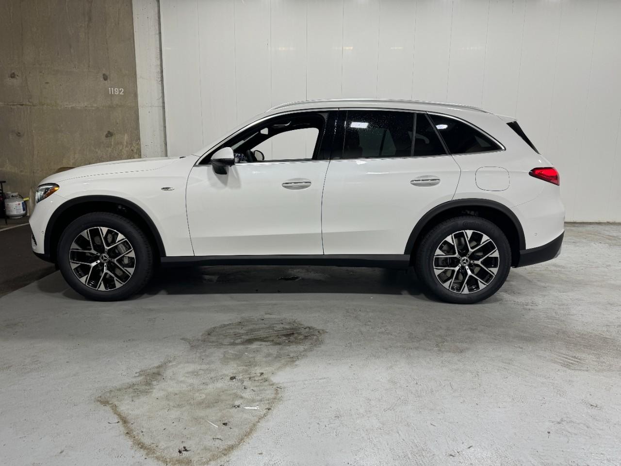 Mercedes-Benz GLC Vehicle Full-screen Gallery Image 2