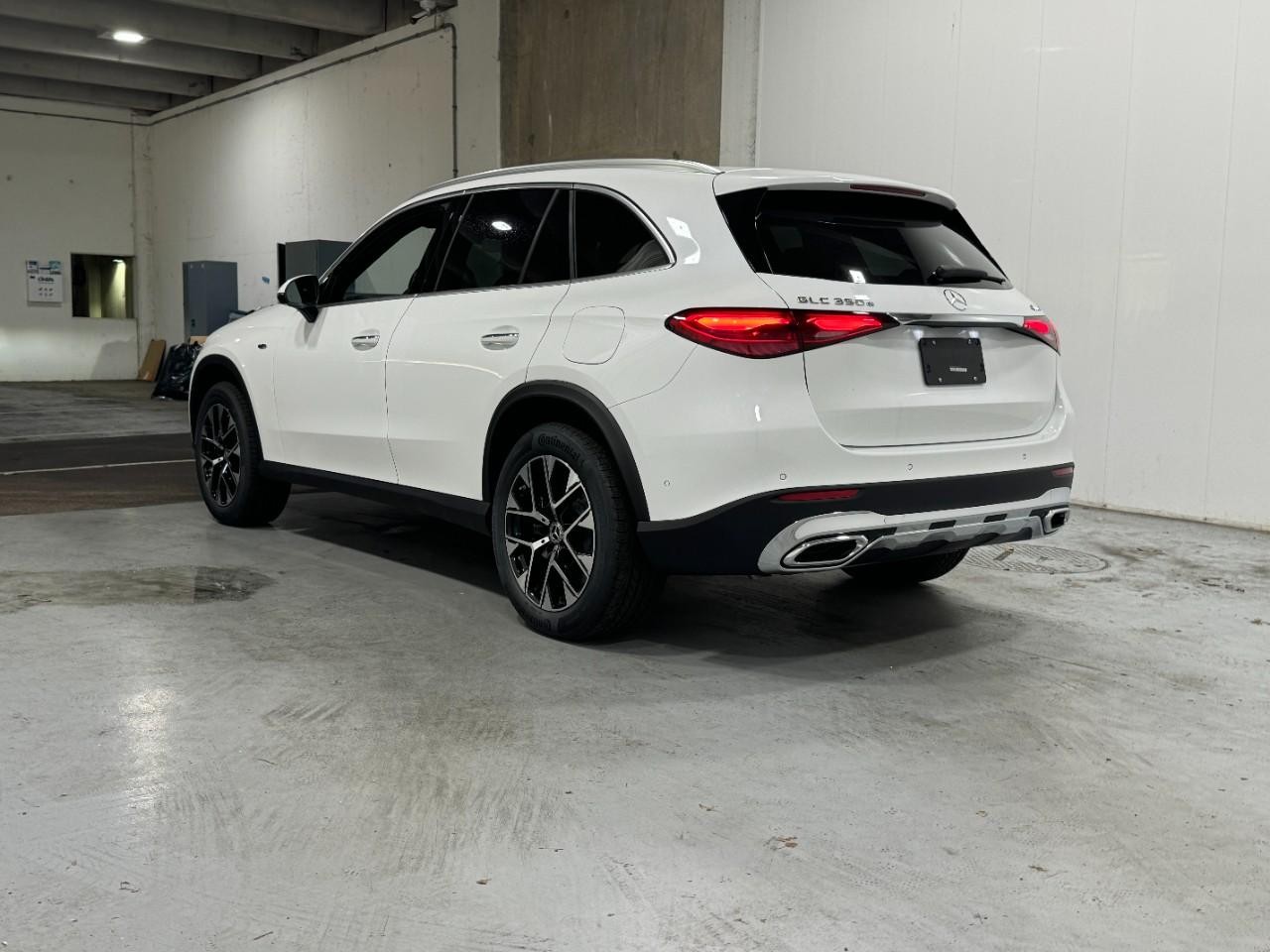 Mercedes-Benz GLC Vehicle Full-screen Gallery Image 3