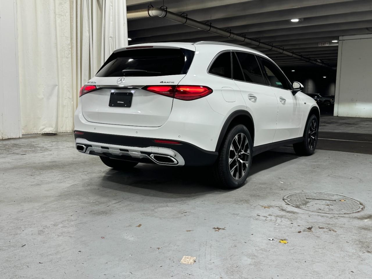 Mercedes-Benz GLC Vehicle Full-screen Gallery Image 4
