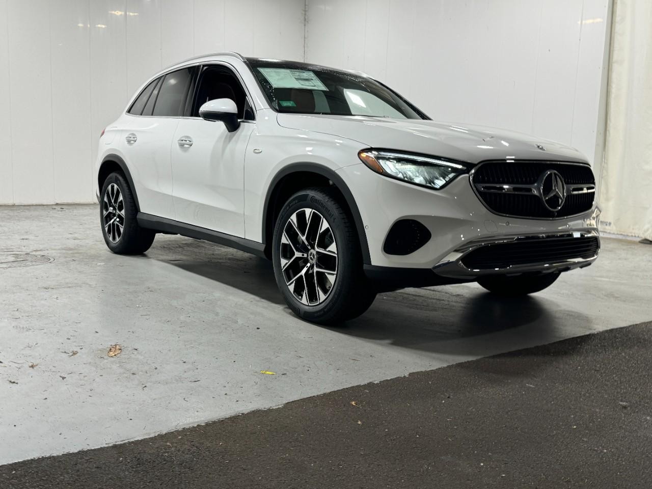 Mercedes-Benz GLC Vehicle Full-screen Gallery Image 6