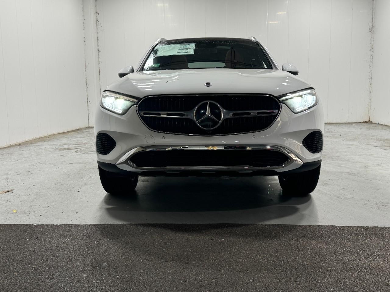 Mercedes-Benz GLC Vehicle Full-screen Gallery Image 7