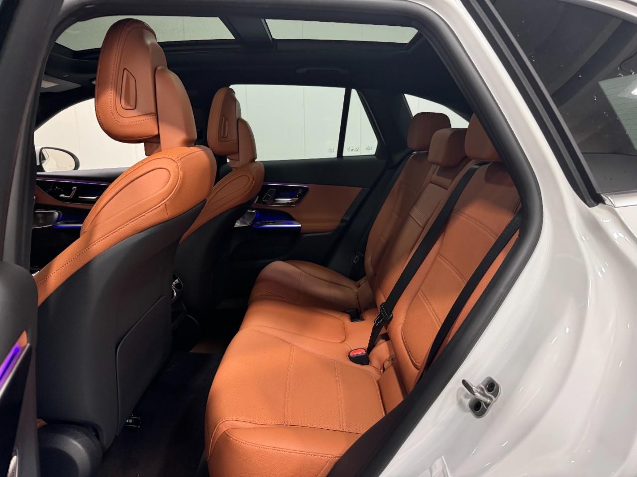 Mercedes-Benz GLC Vehicle Full-screen Gallery Image 8