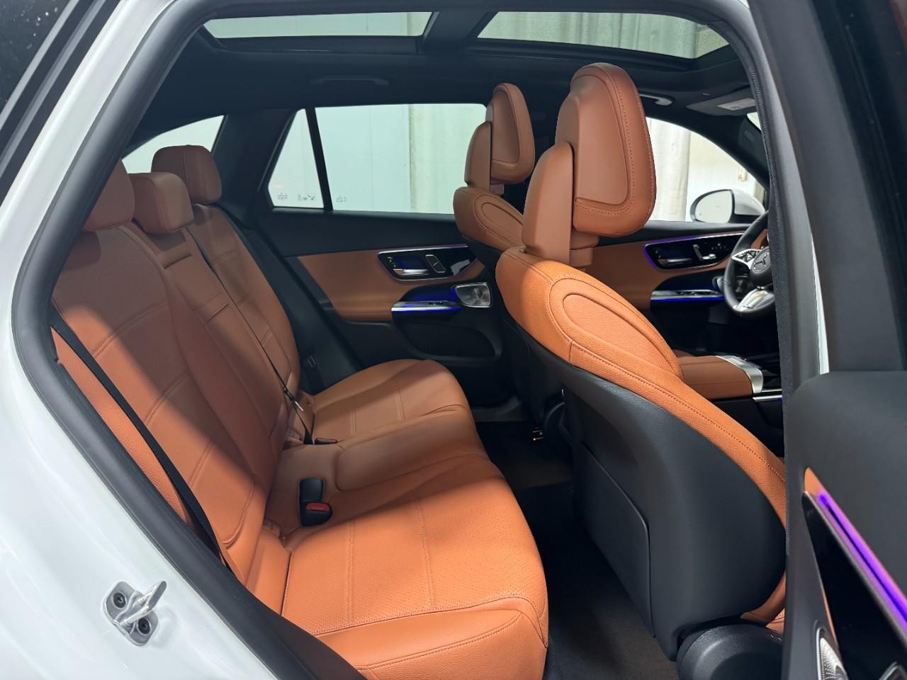 Mercedes-Benz GLC Vehicle Full-screen Gallery Image 10