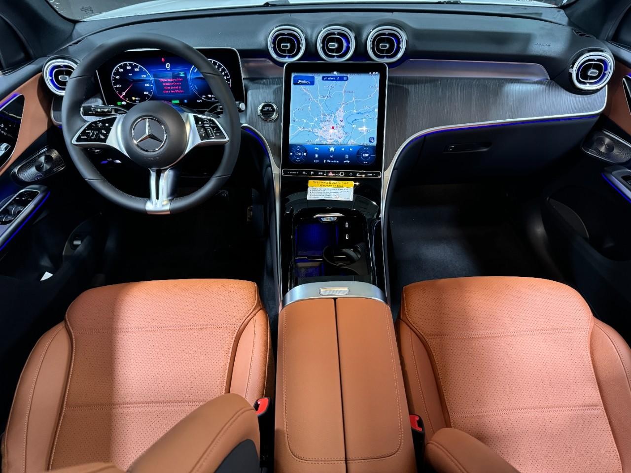 Mercedes-Benz GLC Vehicle Full-screen Gallery Image 12