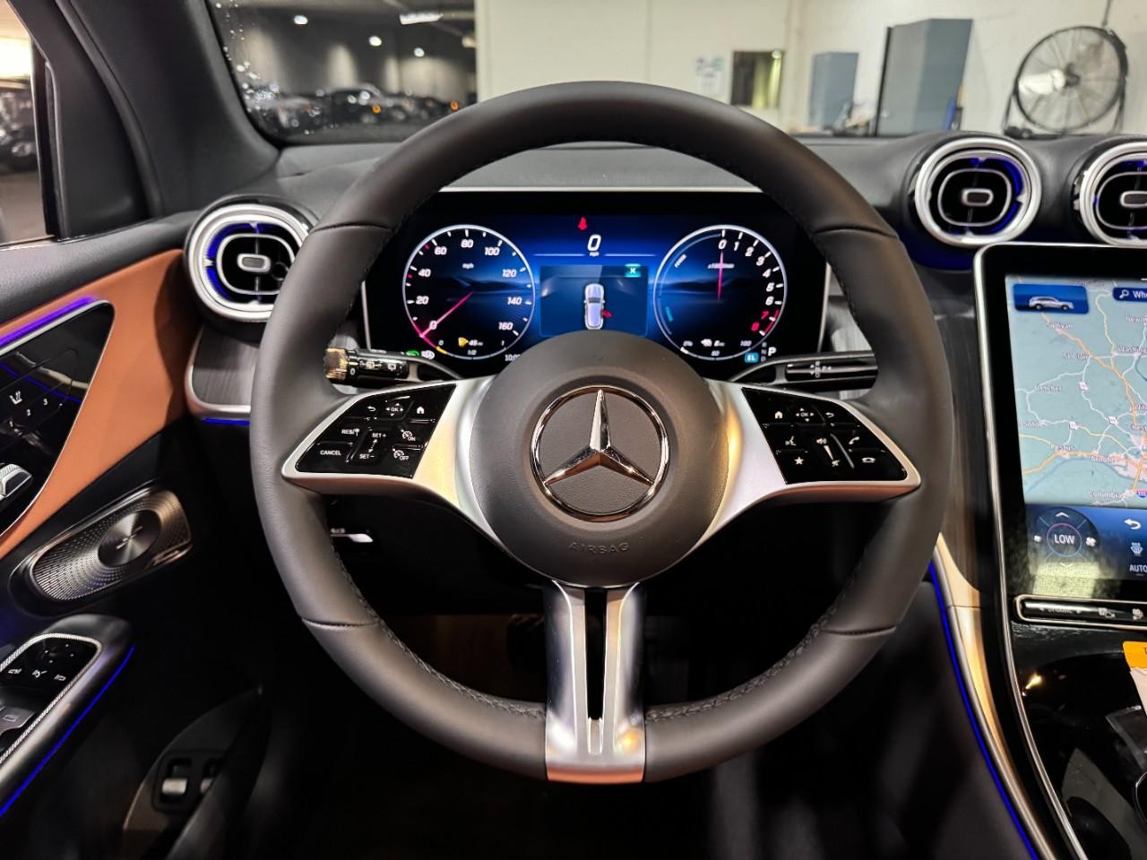 Mercedes-Benz GLC Vehicle Full-screen Gallery Image 13