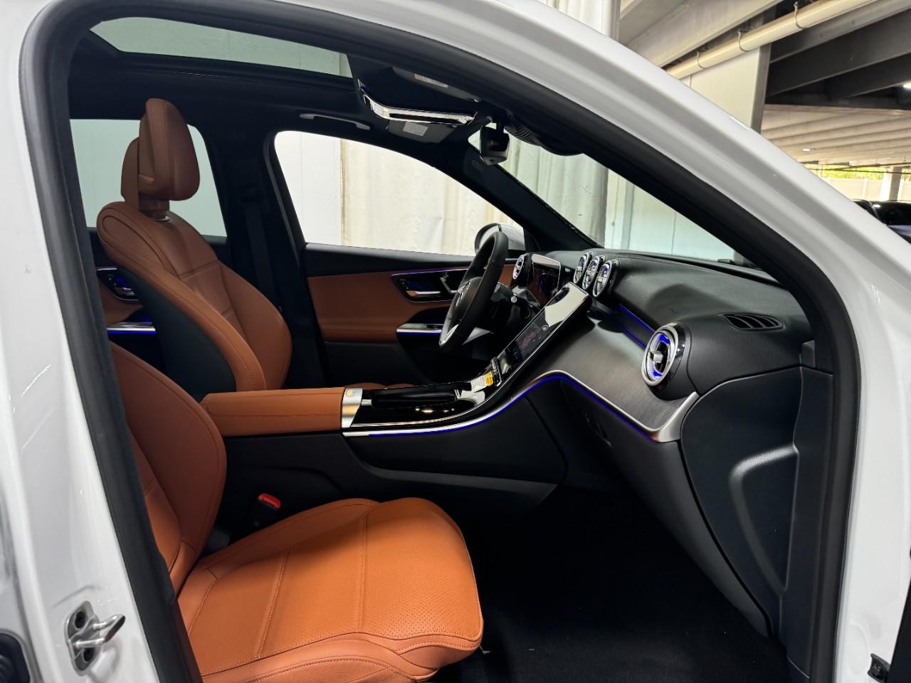 Mercedes-Benz GLC Vehicle Full-screen Gallery Image 18