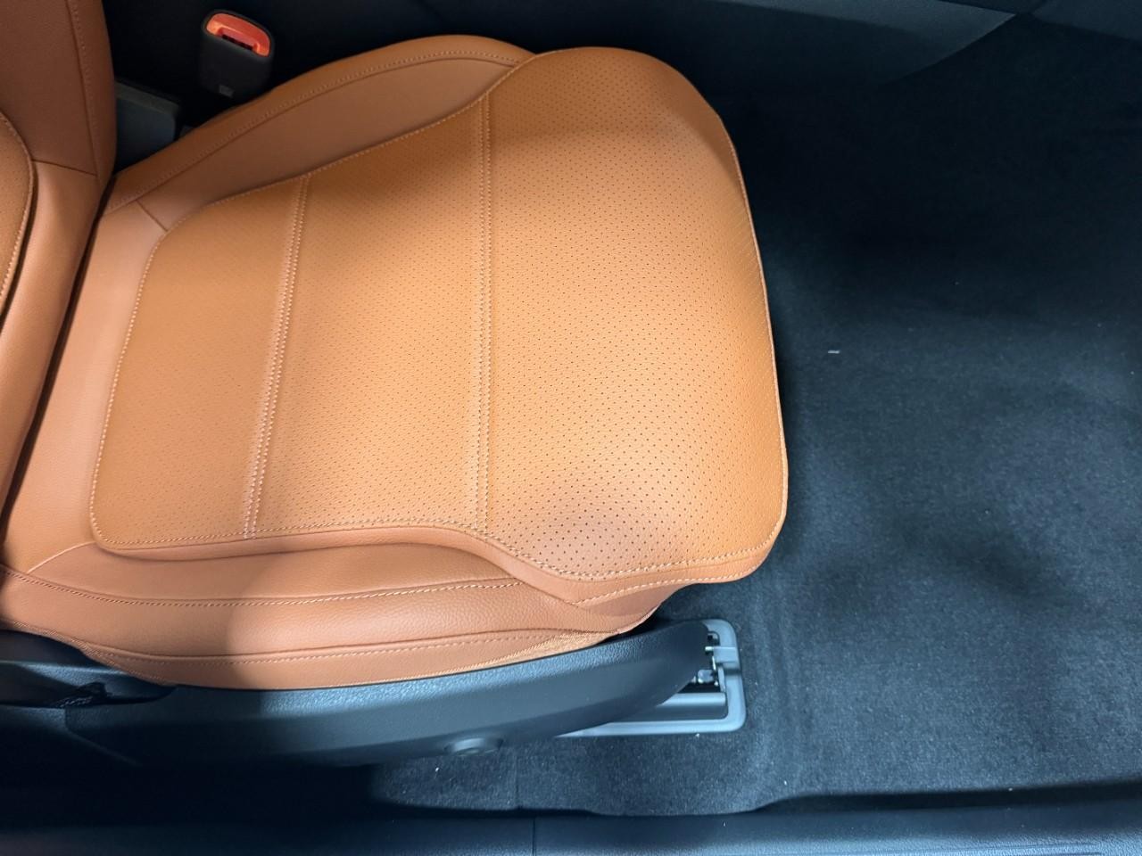 Mercedes-Benz GLC Vehicle Full-screen Gallery Image 19