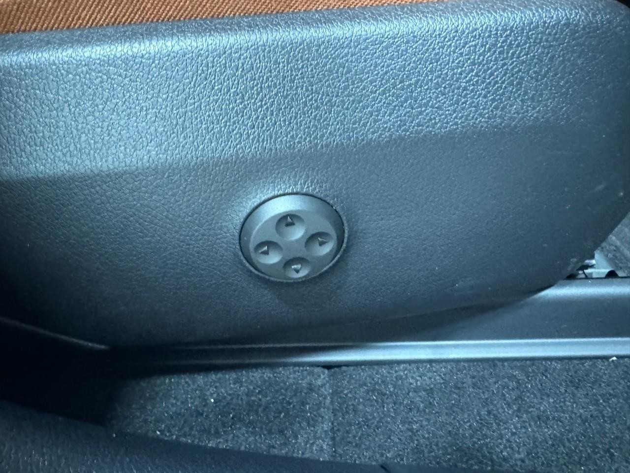 Mercedes-Benz GLC Vehicle Full-screen Gallery Image 20