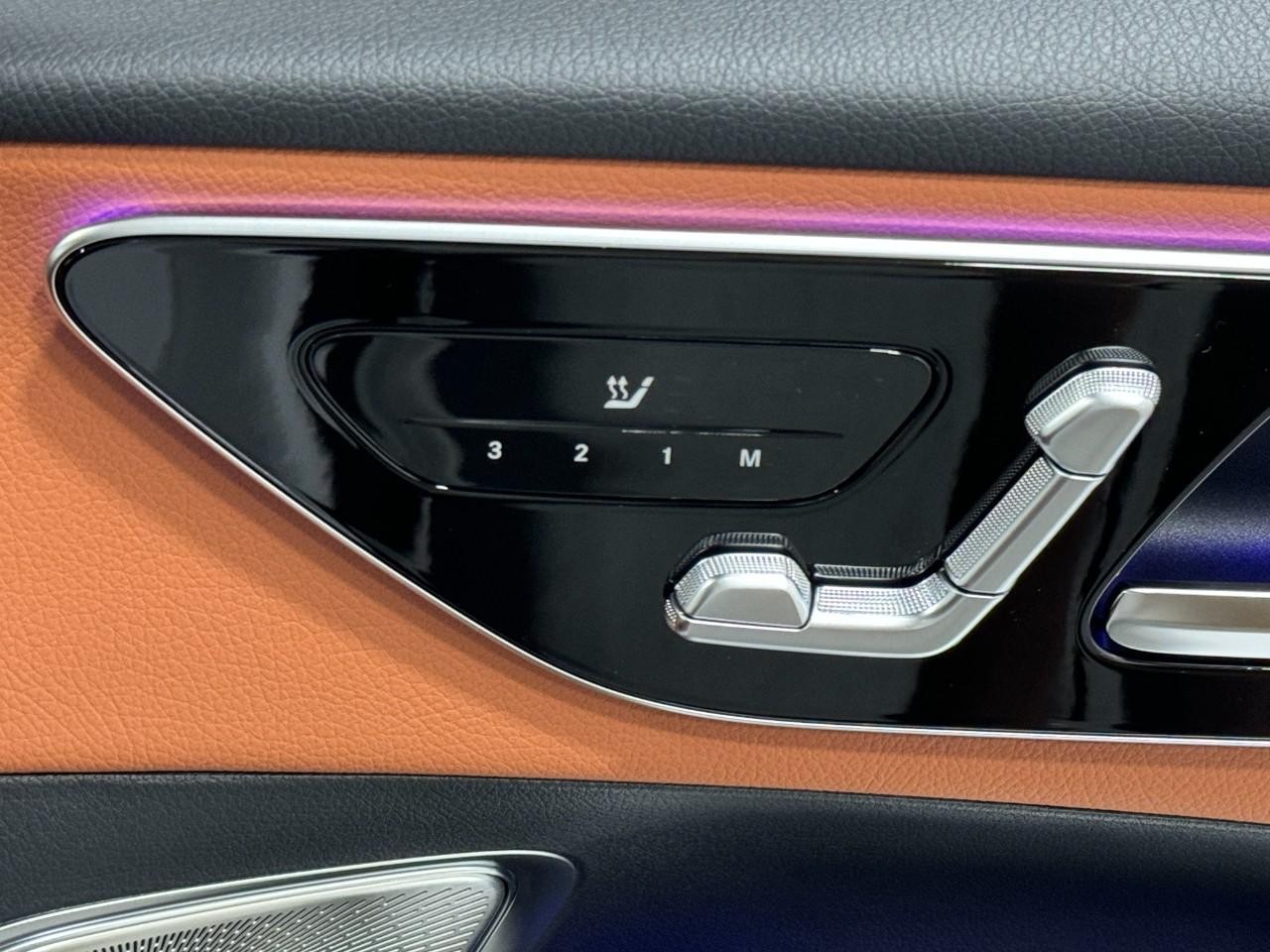 Mercedes-Benz GLC Vehicle Full-screen Gallery Image 21