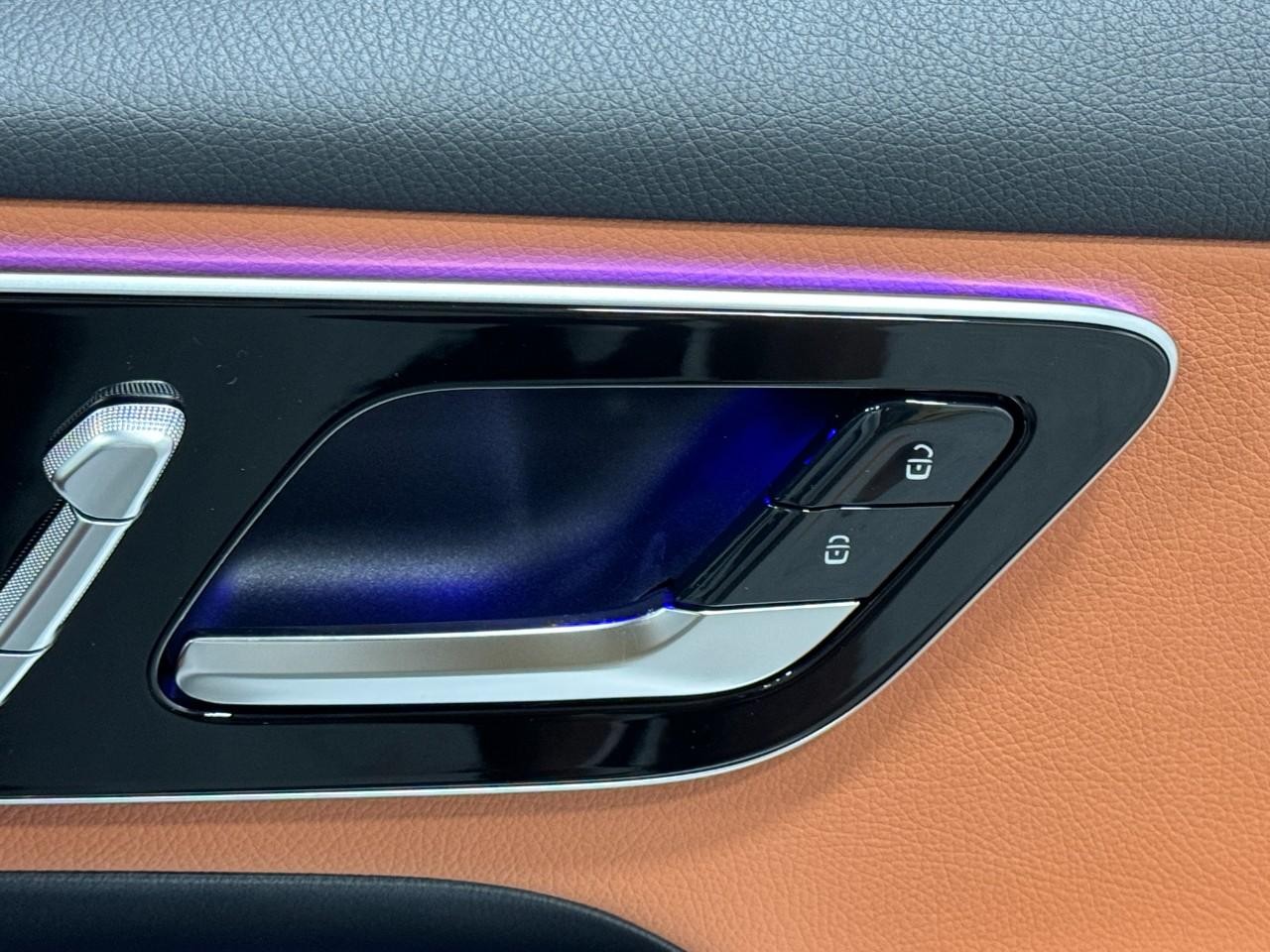 Mercedes-Benz GLC Vehicle Full-screen Gallery Image 22