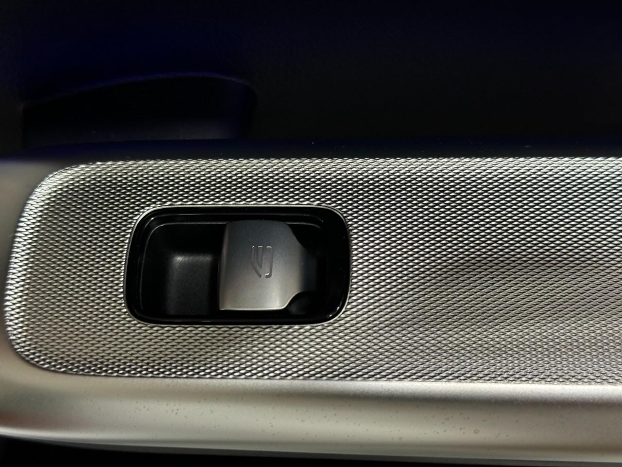 Mercedes-Benz GLC Vehicle Full-screen Gallery Image 23